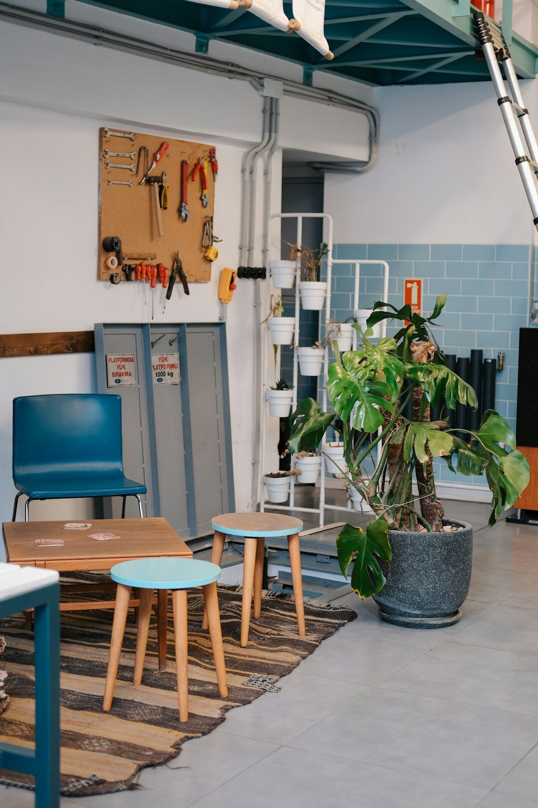 Atelier d'équipe avec des notes autocollantes sur un mur en verre