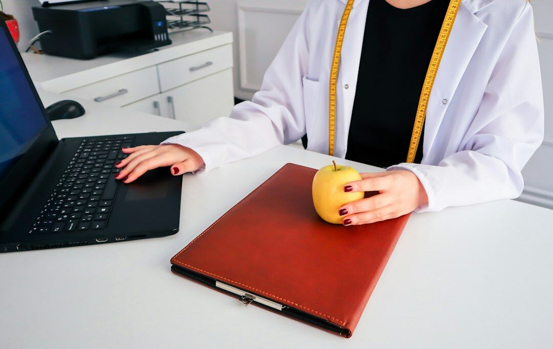 Consultante analysant des organigrammes et des données sur un ordinateur portable
