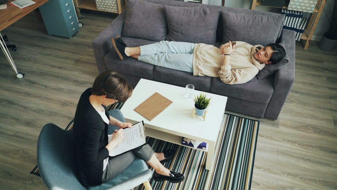 Manager encadrant un collaborateur lors d'un entretien individuel